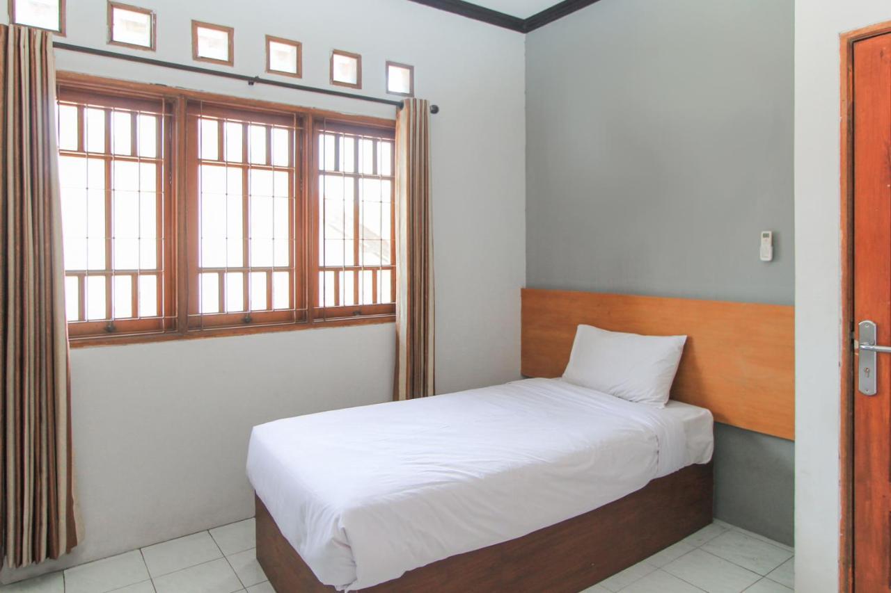 Santo Guest House Tropodo Brebek Exterior foto