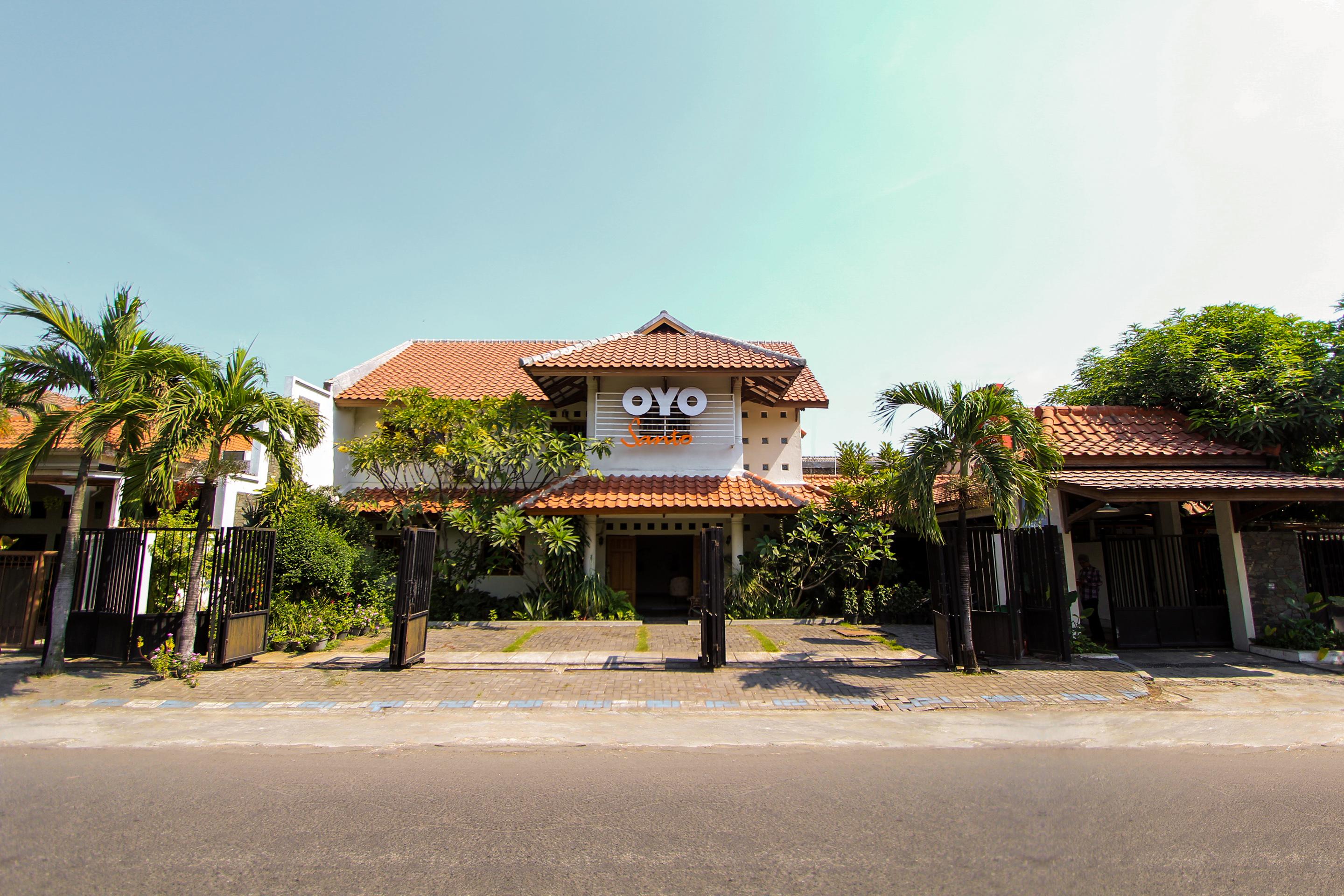 Santo Guest House Tropodo Brebek Exterior foto