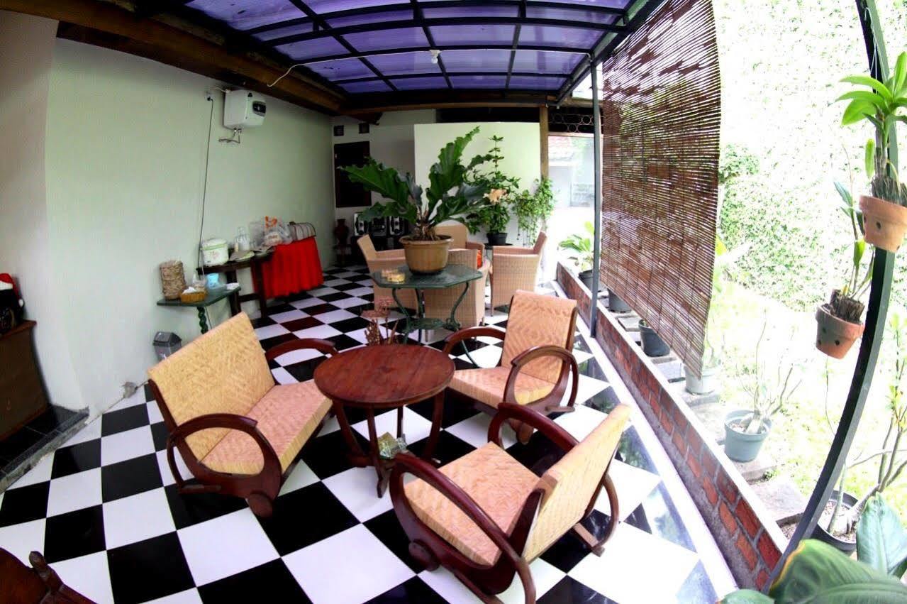 Santo Guest House Tropodo Brebek Exterior foto